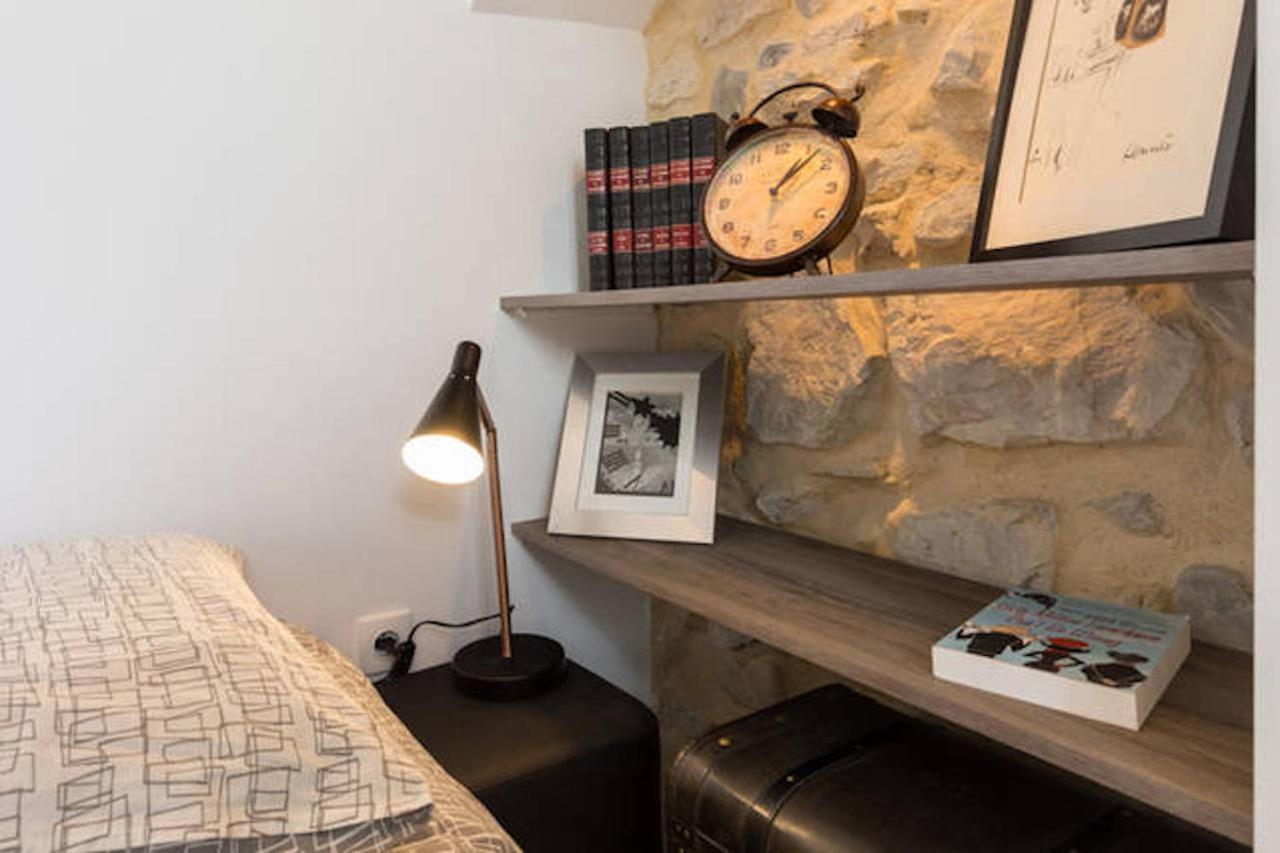 Apartment Pj - Dine On The Balcony At A Sleek Writer's Loft And Enjoy The View