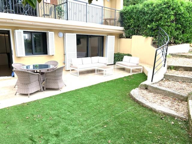 Les Volets Bleus Apartment *