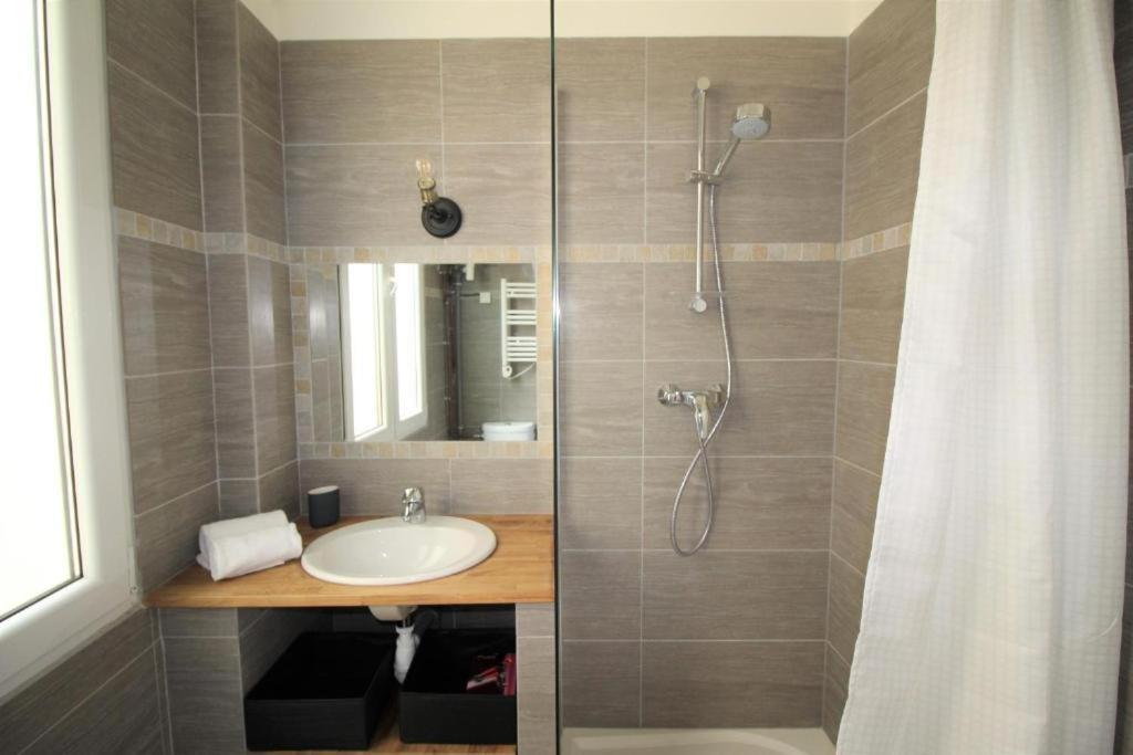 Renting - Notre Dame - Cosy Loft Perfect View On The Roofs Apartment