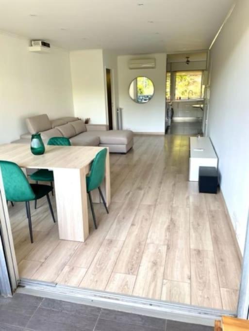 Apartment En Avec Piscine, Cinema *