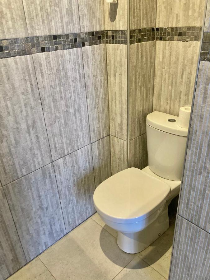 Cozy West Side Balcony Flat: Airport & Beach Proximity Nice
