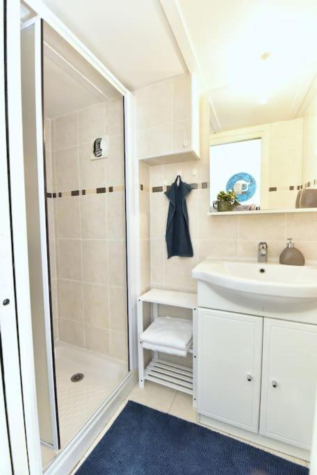 Duplex Central Close Beaches And Shops And Balcony *