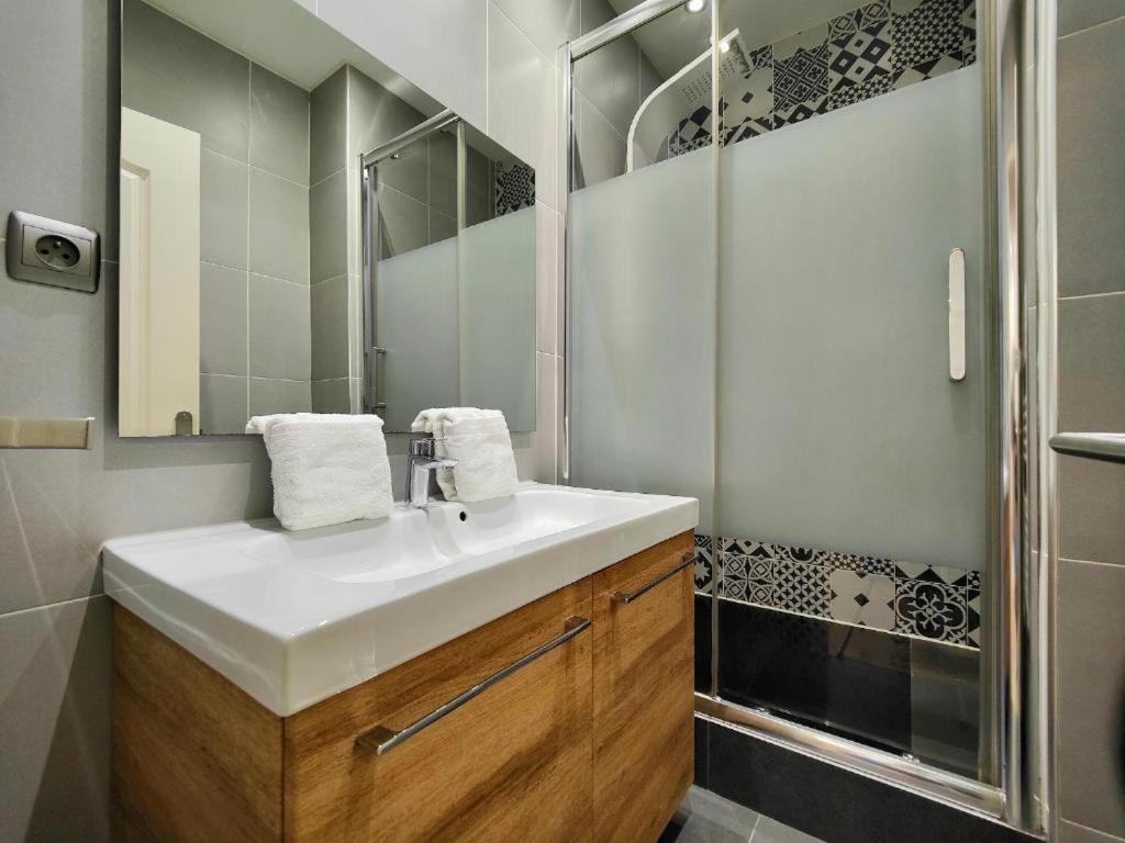 Apartment Cozy One Bedroom Apartment-city Center