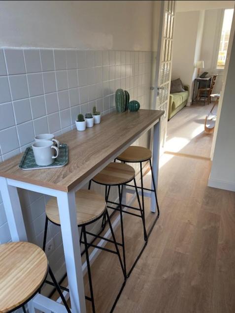 Le Palais, Avec Cuisine Et Espace Repas Separes, Dans Immeuble Nicois, Port De Nice, Vieux Nice, Place Du Pin Et Garibaldi, Colline Du Chateau, A 2 Minutes De La Promenade Des Appartement *