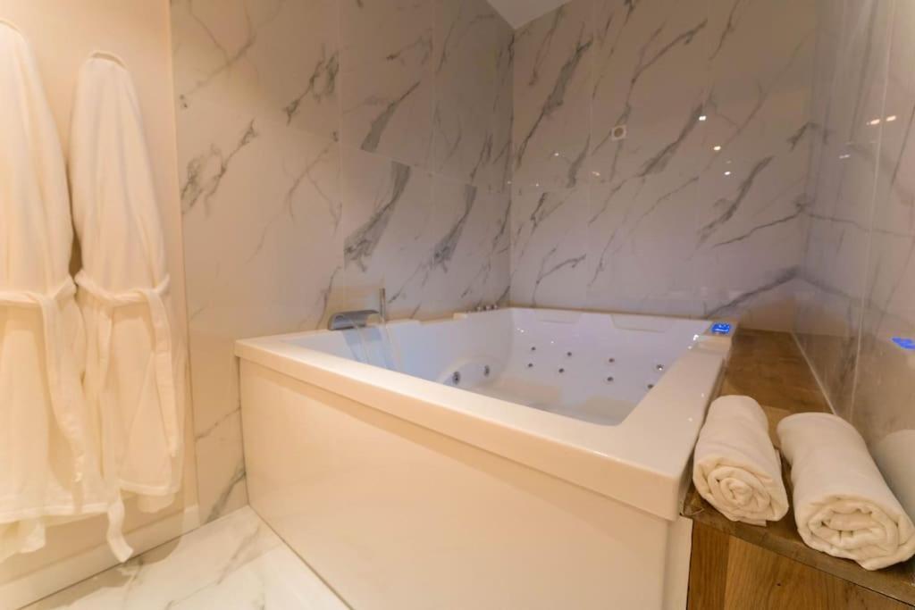 Jacuzzi, Loveroom, Centre Ville Apartment *