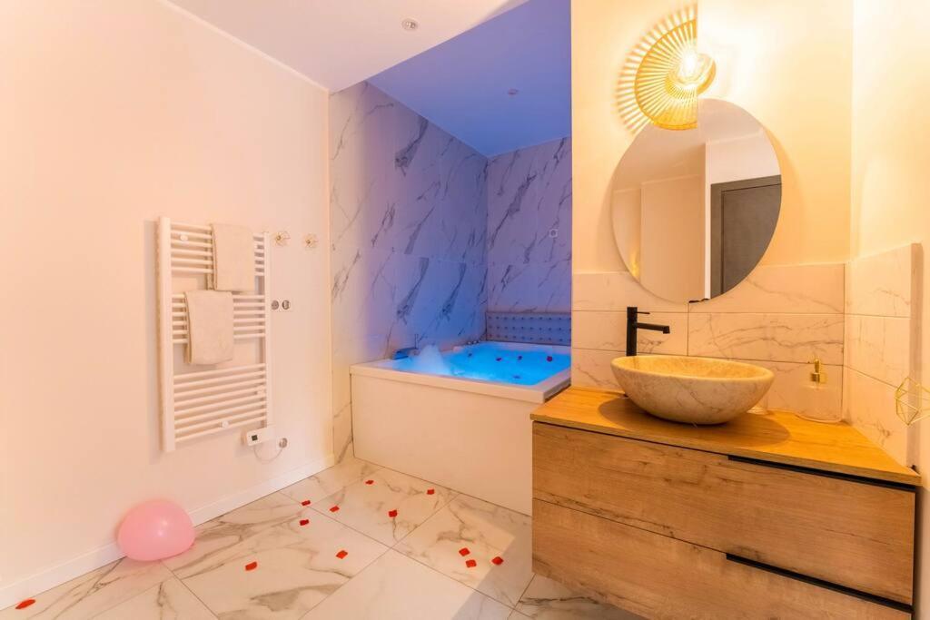 Apartment Jacuzzi, Loveroom, Centre Ville