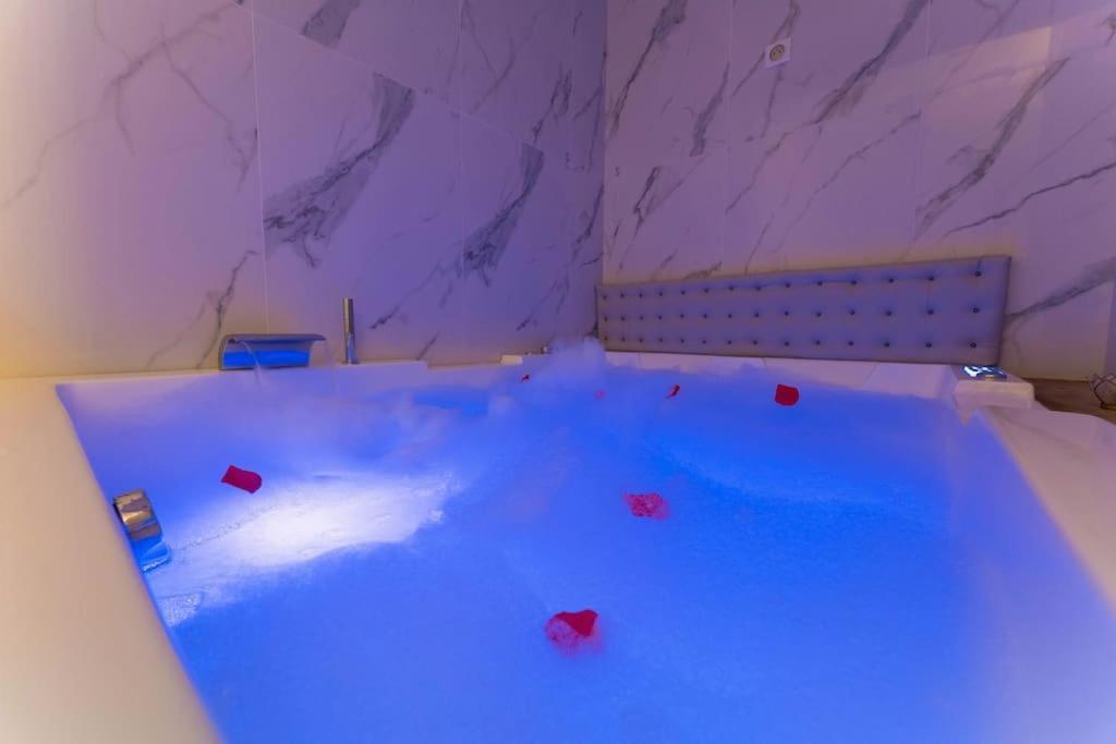 Jacuzzi, Loveroom, Centre Ville Apartment *
