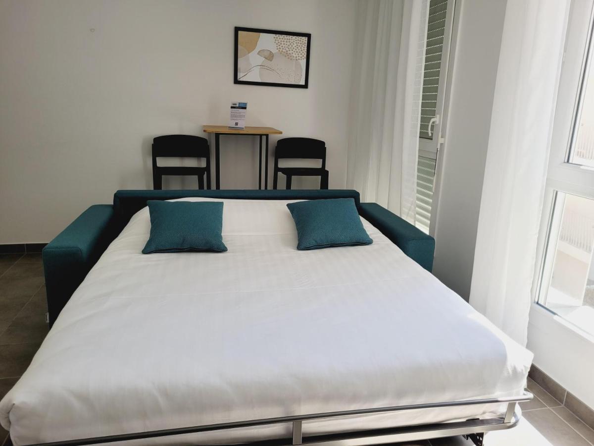 Twenty Business Flats Angely