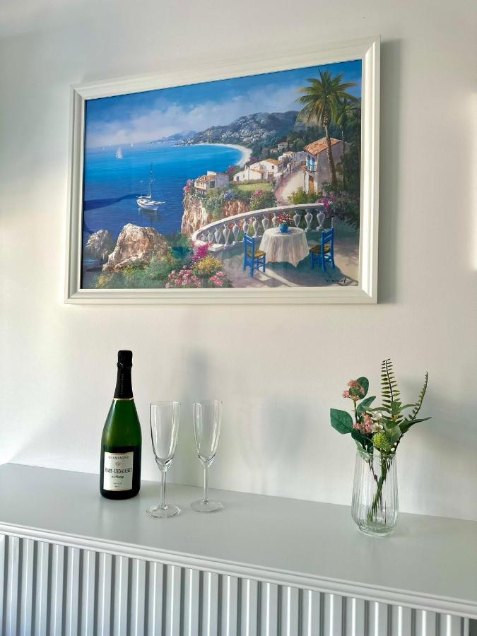 A Proximite Du Port De *