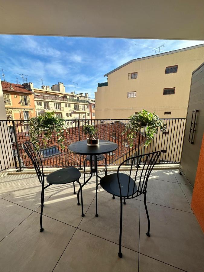 A Proximite Du Port De Nice