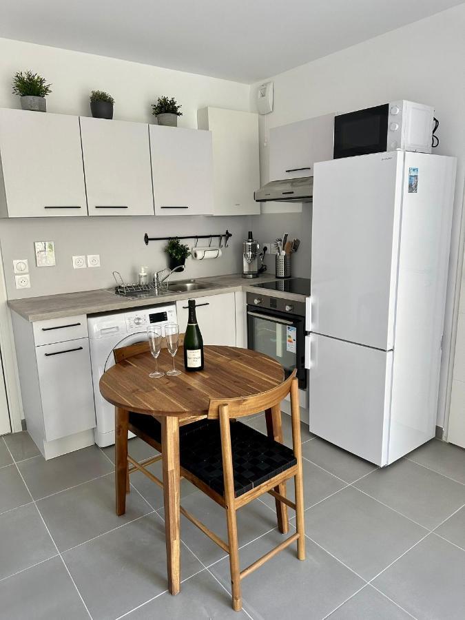 A Proximite Du Port De *