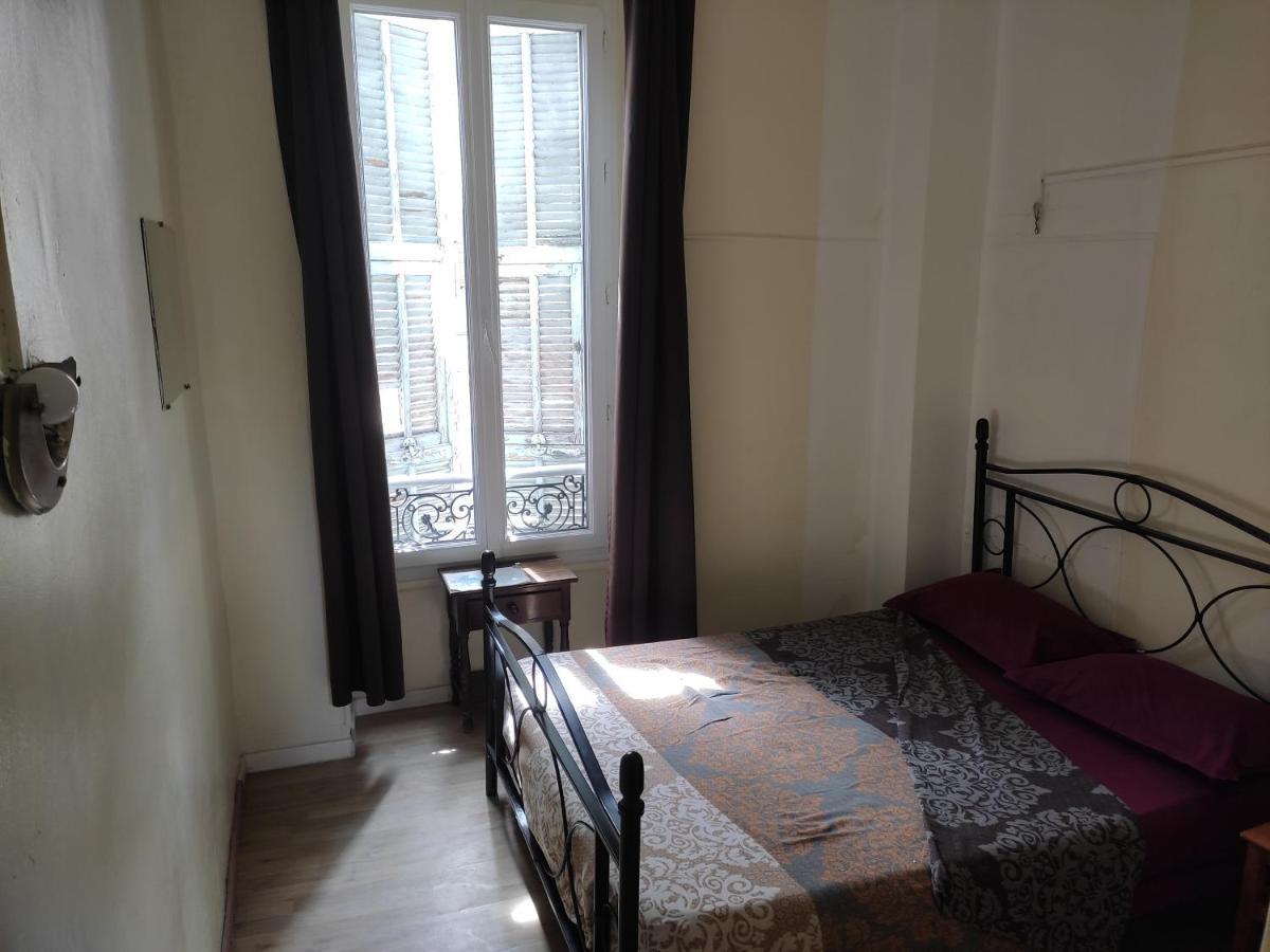 Lyonnais Hostel *