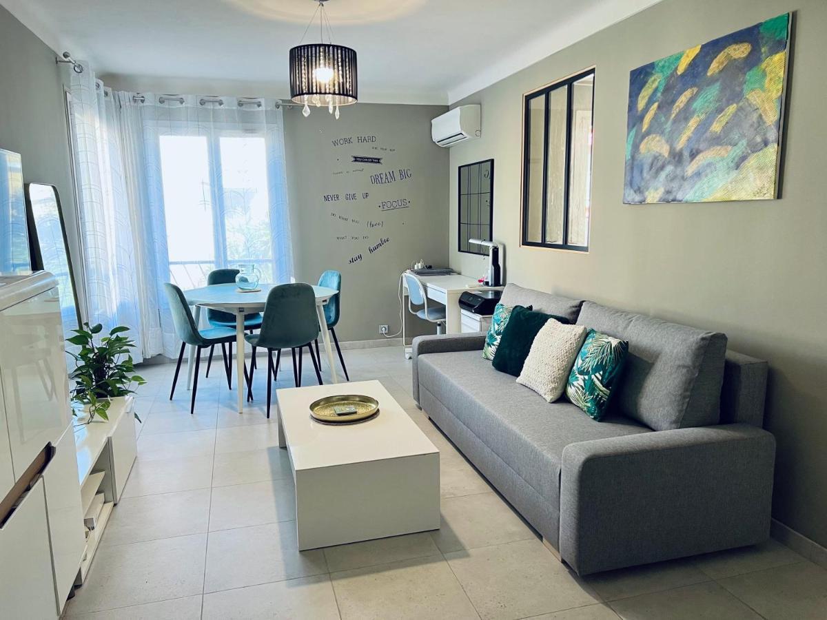 Cozy West Side Balcony Flat: Airport & Beach Proximity