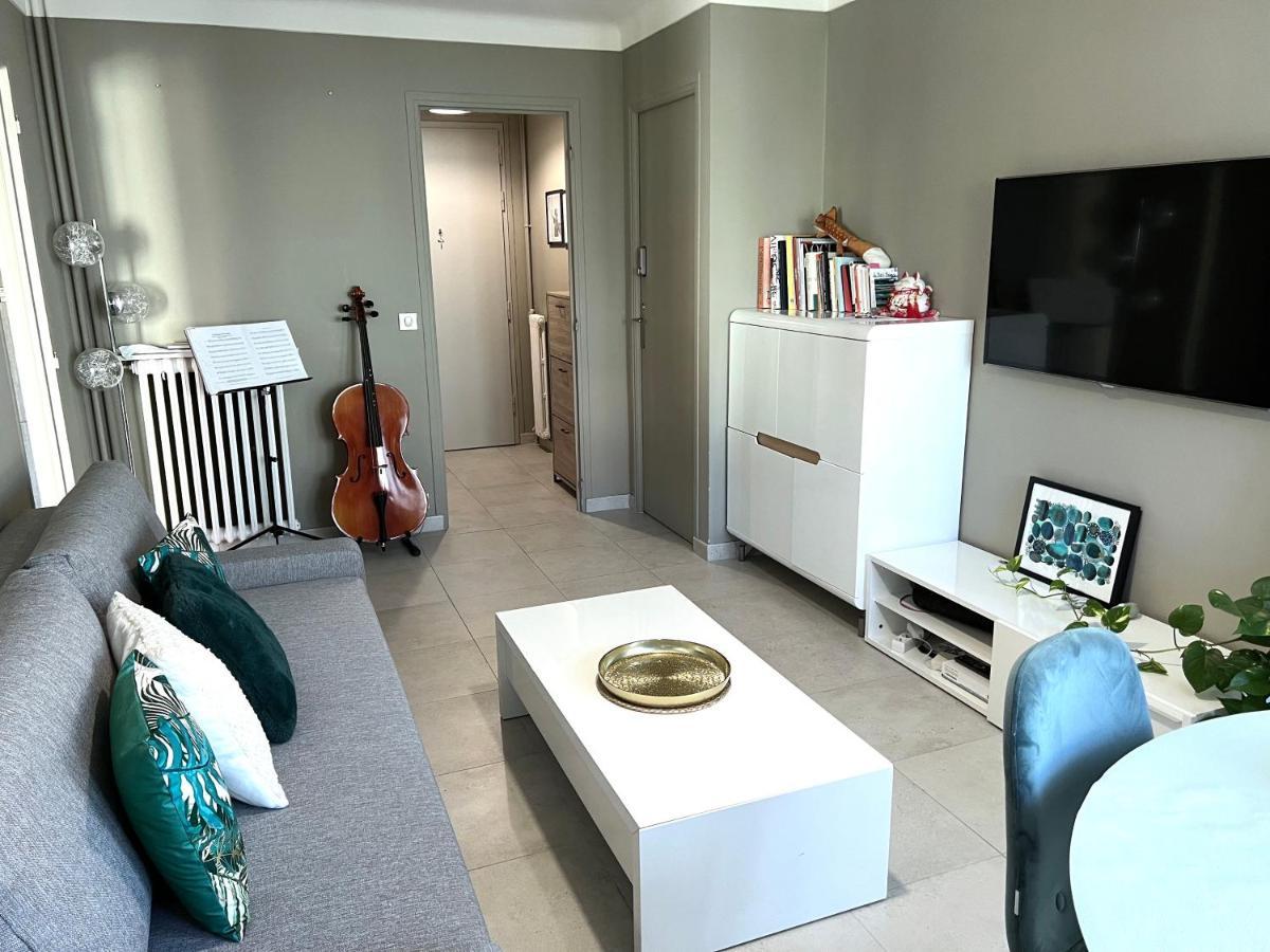 Apartment Cozy West Side Balcony Flat: Airport & Beach Proximity *