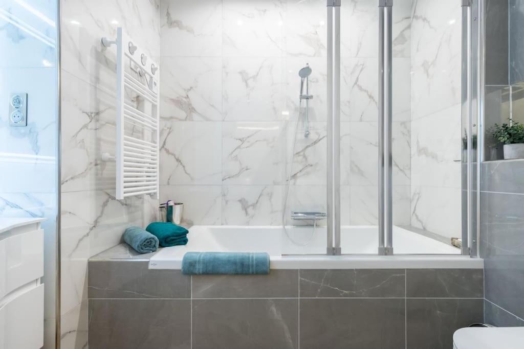Appartement Large Haussmanian In The Heart Of *