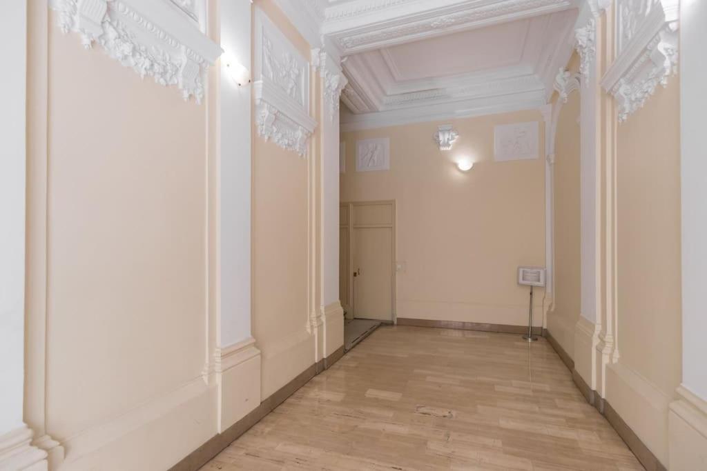 Large Haussmanian In The Heart Of Appartement Nice