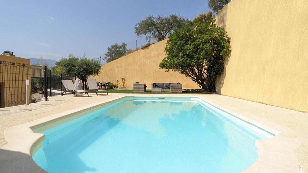 3 Pieces Dans Avec Piscine Nice