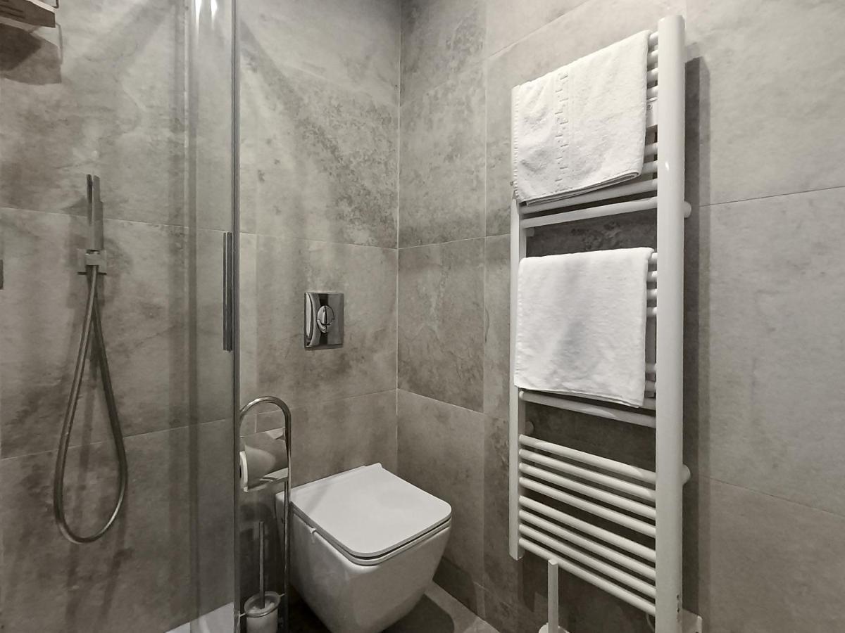 Superbe 2 Pieces Carre D'or Avec Grande Terrasse * Nice