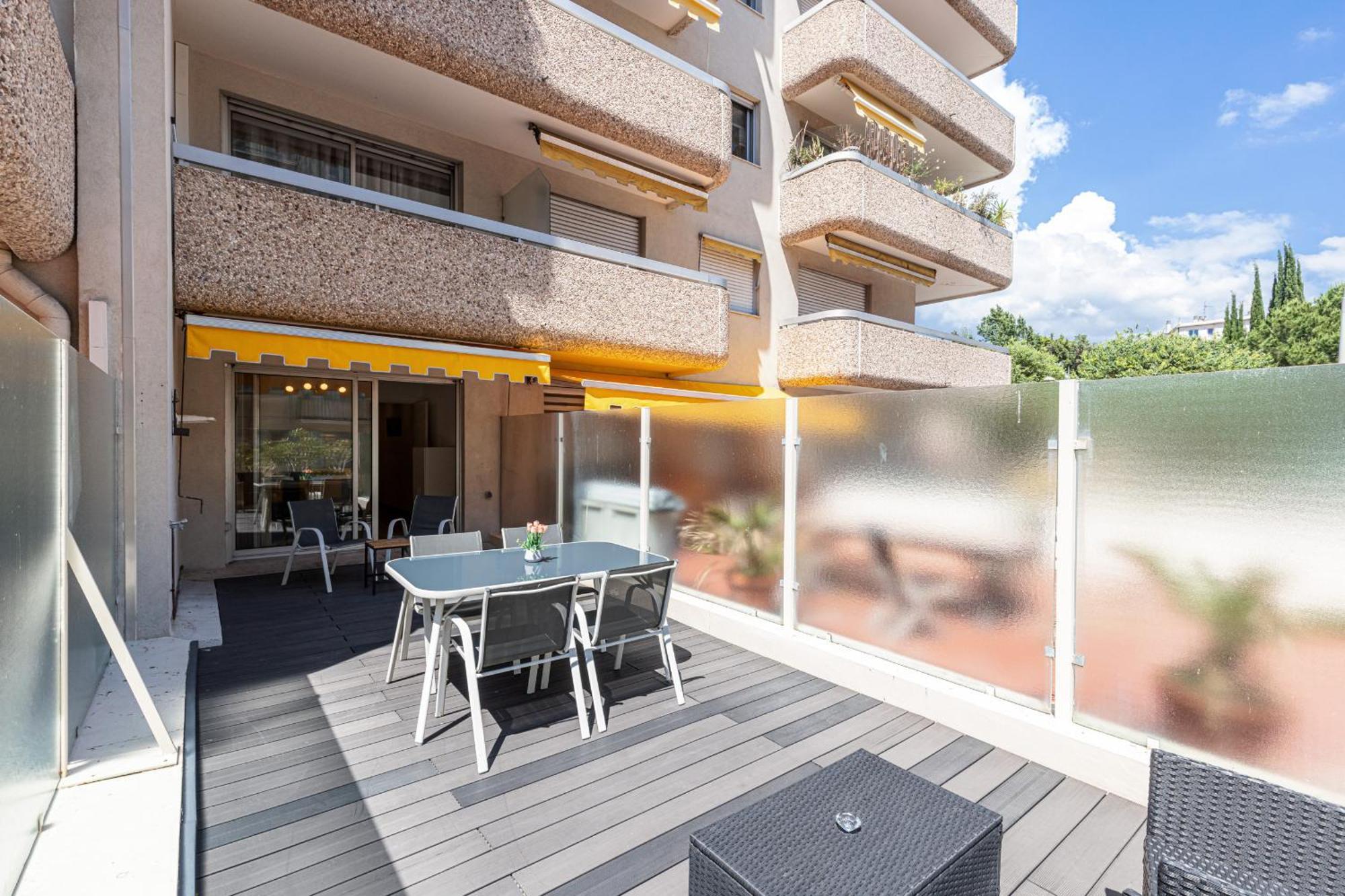 1 Bdr Large Terrace * Nice