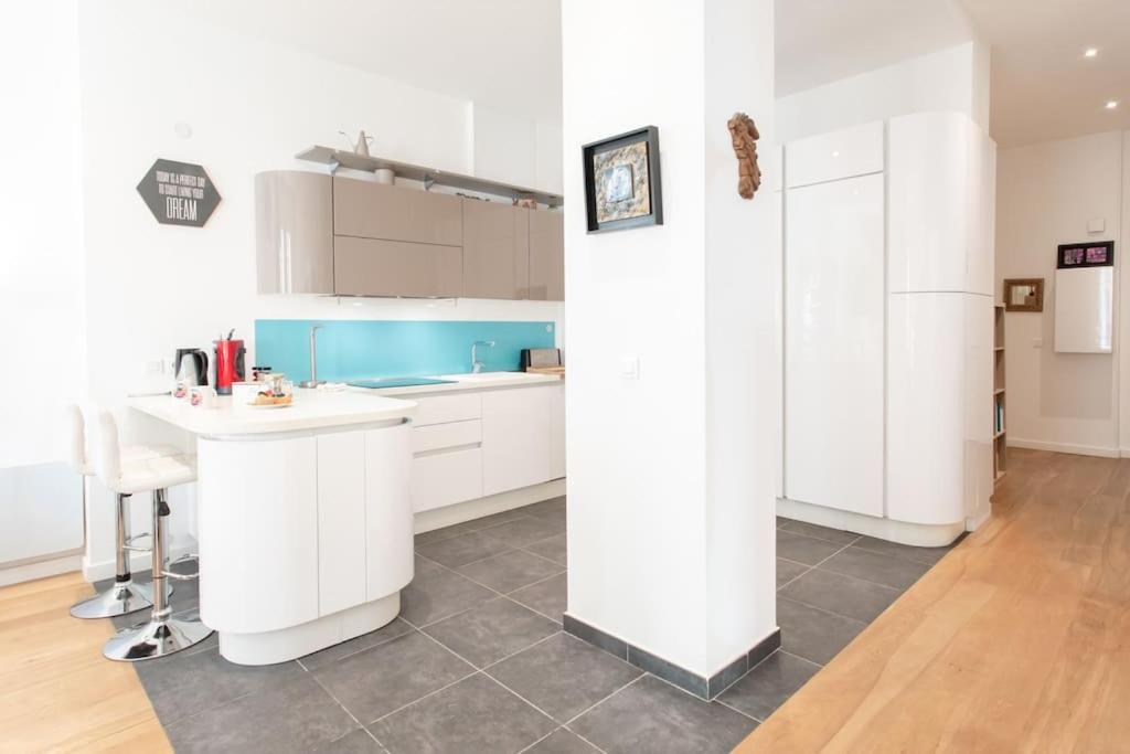 Apartment #22 Emma 2bdr Balcony Center Town 2mins Tramway *