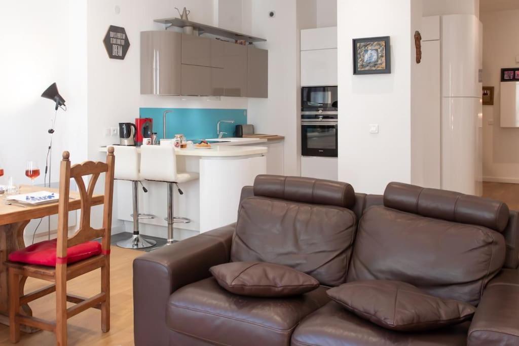 Apartment #22 Emma 2bdr Balcony Center Town 2mins Tramway *