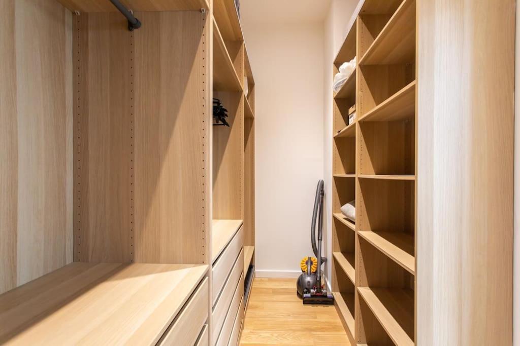 #22 Emma 2bdr Balcony Center Town 2mins Tramway Apartment *