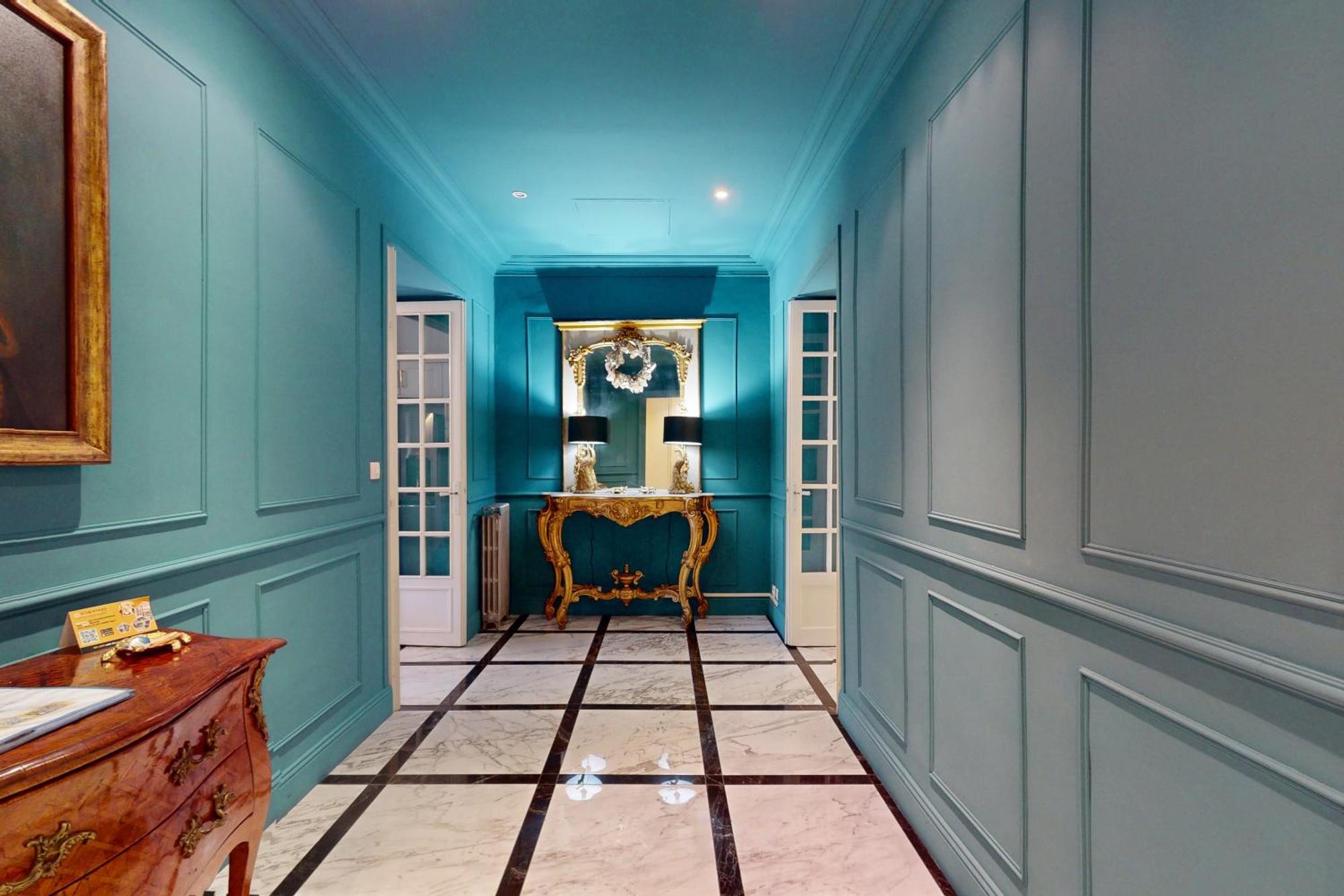 Silver Five Stars House * Nice