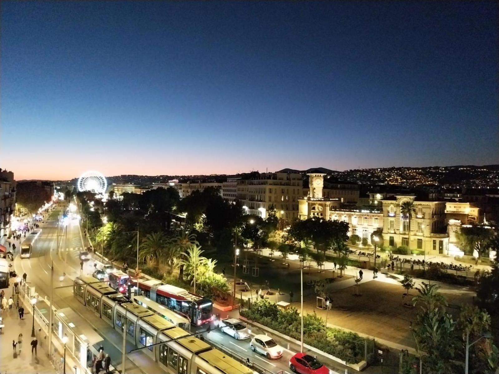 Pj - Dine On The Balcony At A Sleek Writer's Loft And Enjoy The View Nice