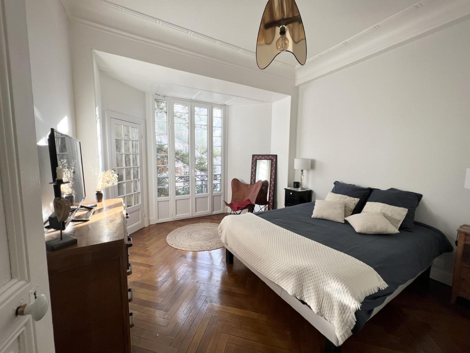 Luxe Center: 3-bedroom With Parking Near Apartment Nice