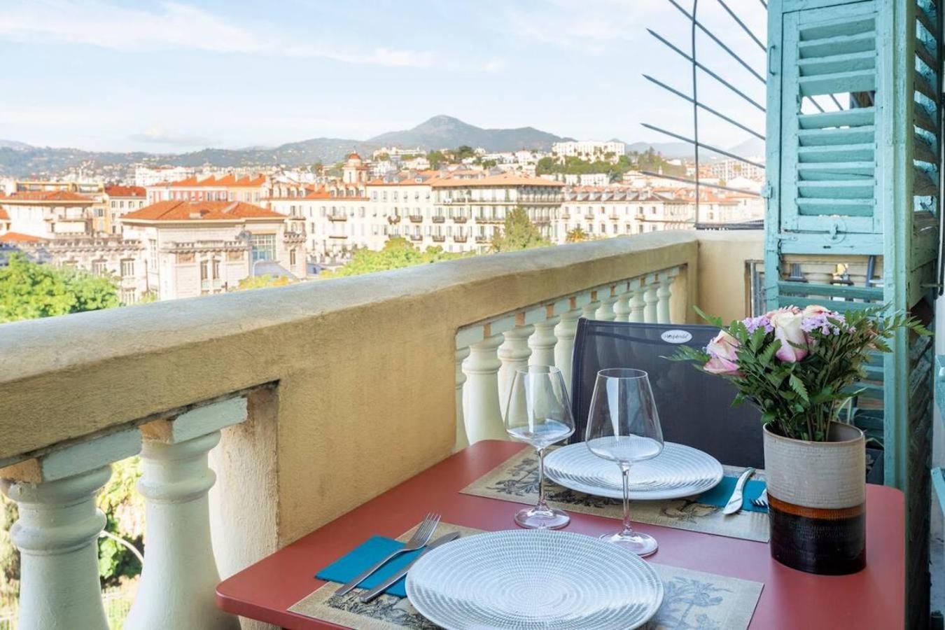 Pj - Dine On The Balcony At A Sleek Writer's Loft And Enjoy The View Apartment Nice