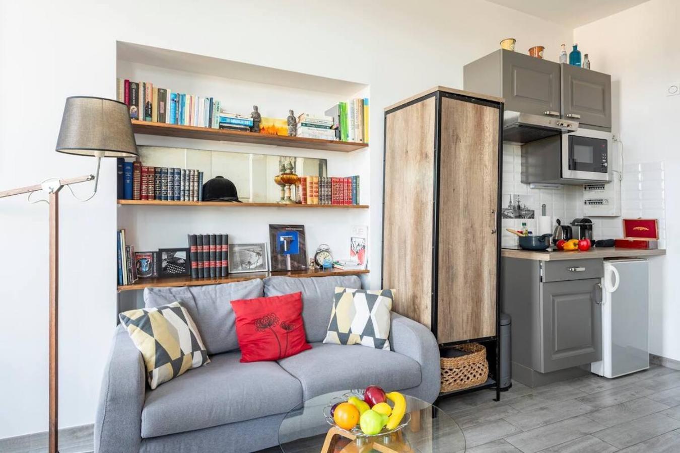 Pj - Dine On The Balcony At A Sleek Writer's Loft And Enjoy The View Apartment