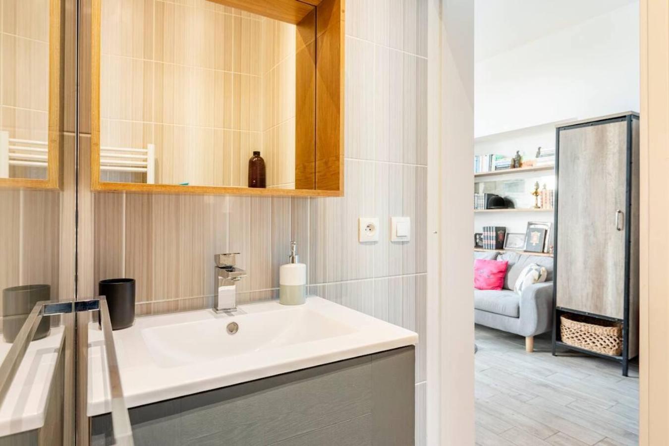 Pj - Dine On The Balcony At A Sleek Writer's Loft And Enjoy The View *