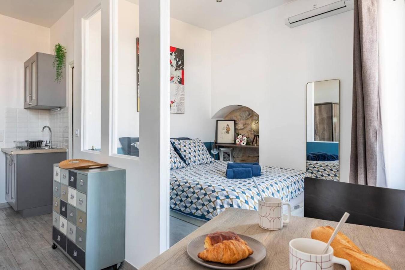 Apartment Pj - Dine On The Balcony At A Sleek Writer's Loft And Enjoy The View