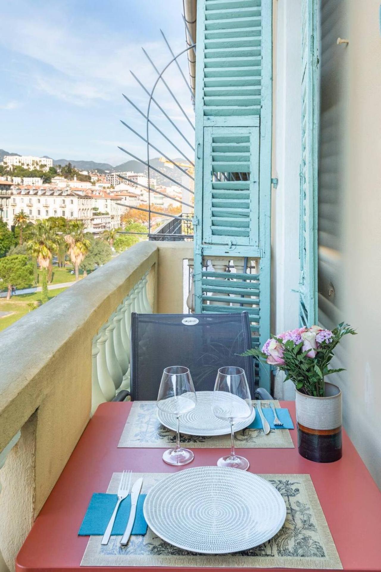 Pj - Dine On The Balcony At A Sleek Writer's Loft And Enjoy The View Apartment