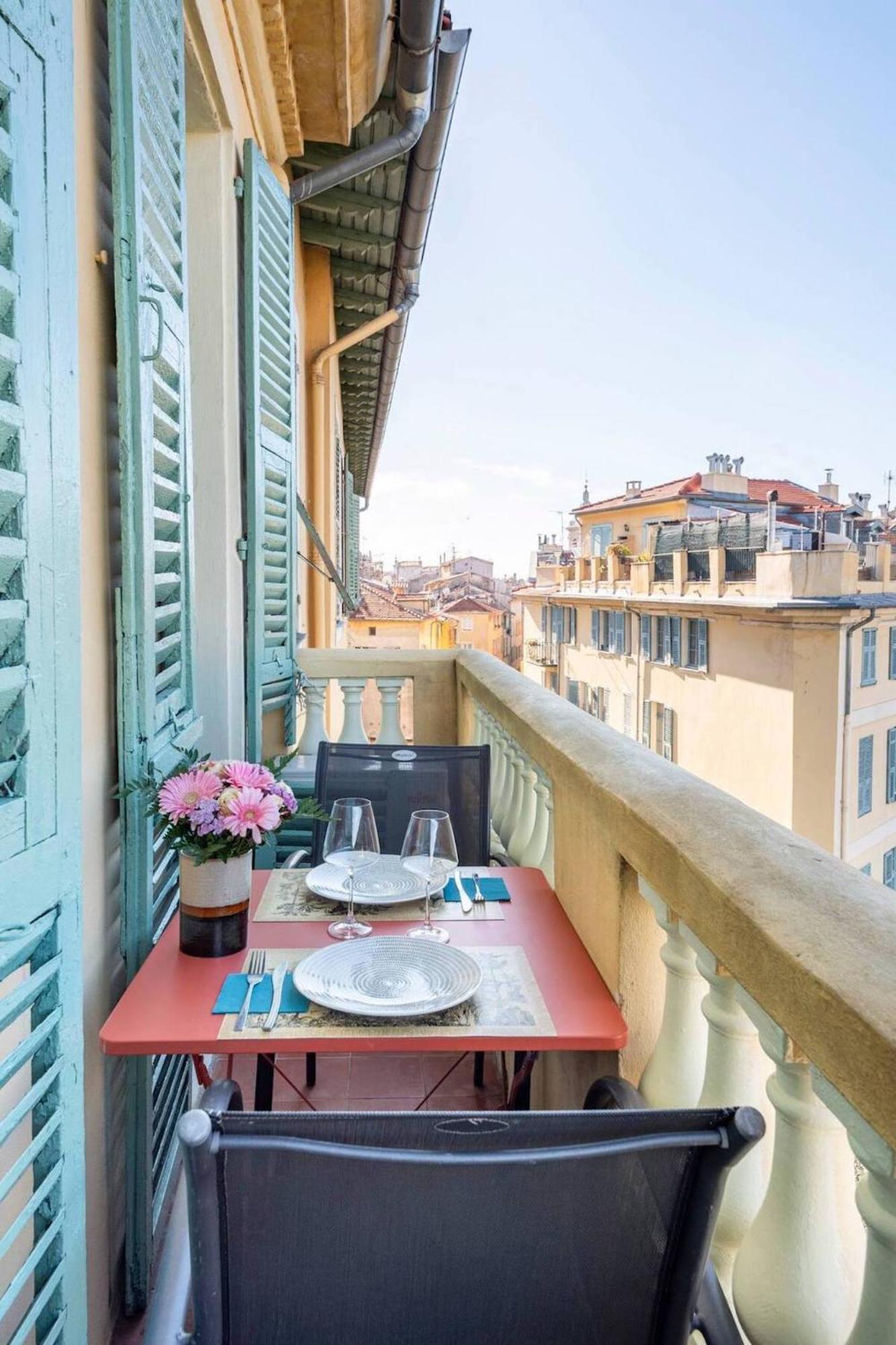 Pj - Dine On The Balcony At A Sleek Writer's Loft And Enjoy The View Apartment