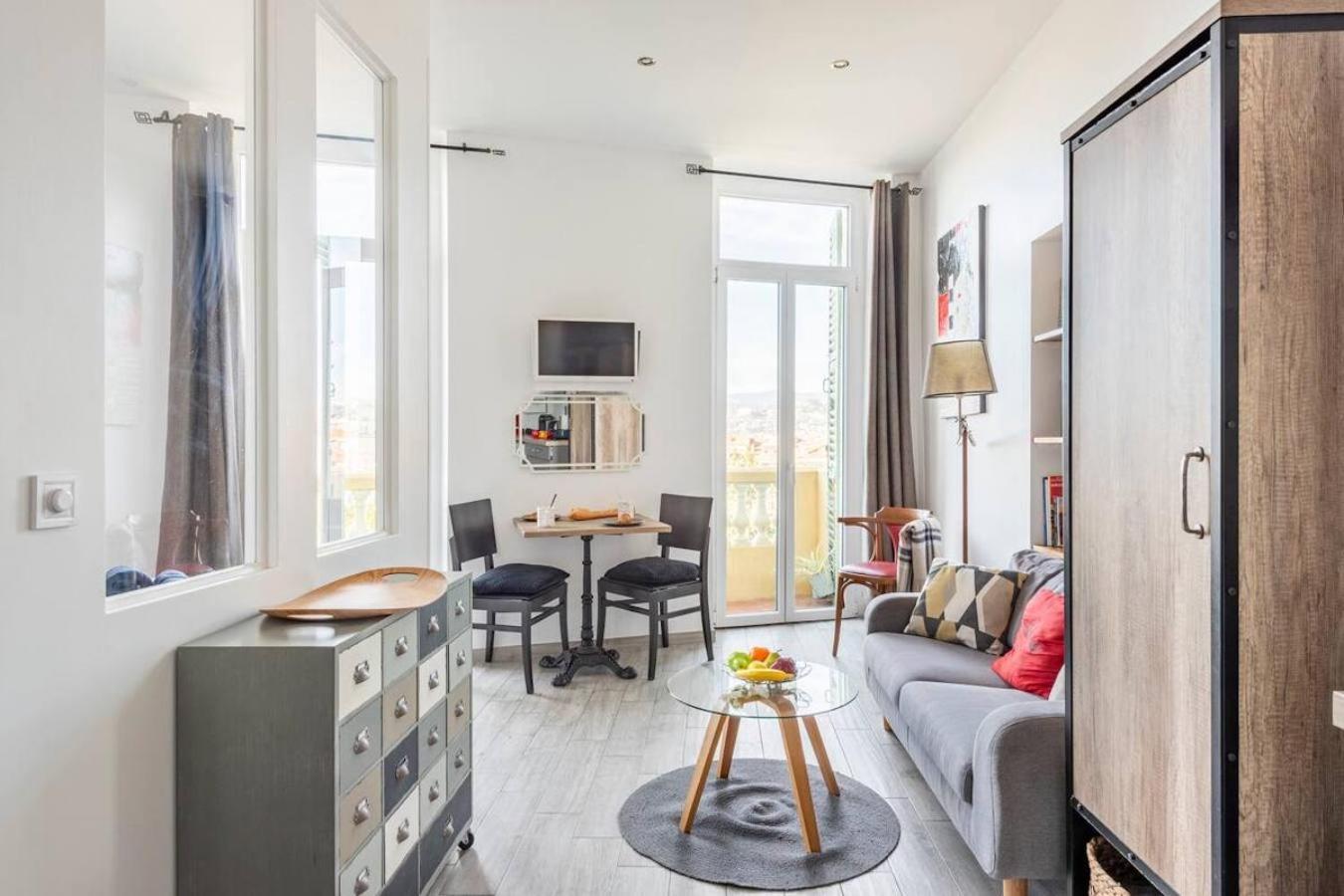 Pj - Dine On The Balcony At A Sleek Writer's Loft And Enjoy The View