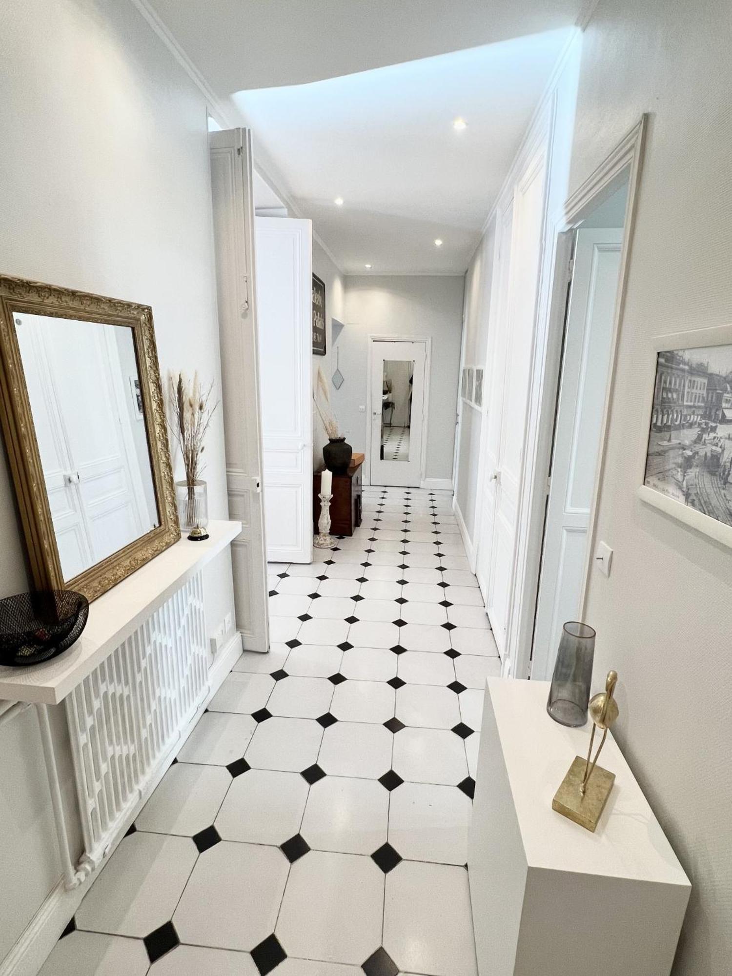 Superbe De 105 M2, Hyper Centre Avec Terrasse, Parking, A 5 Min De La *