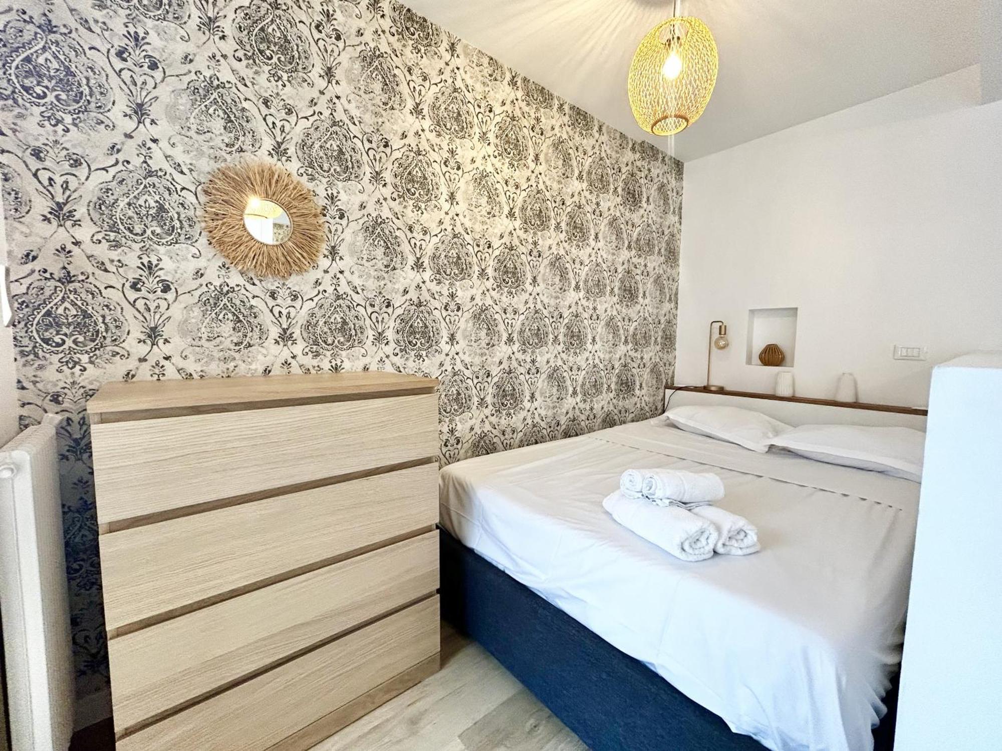 Apartment Riviera: Quiet With Ac And Terrace In Carré D'or