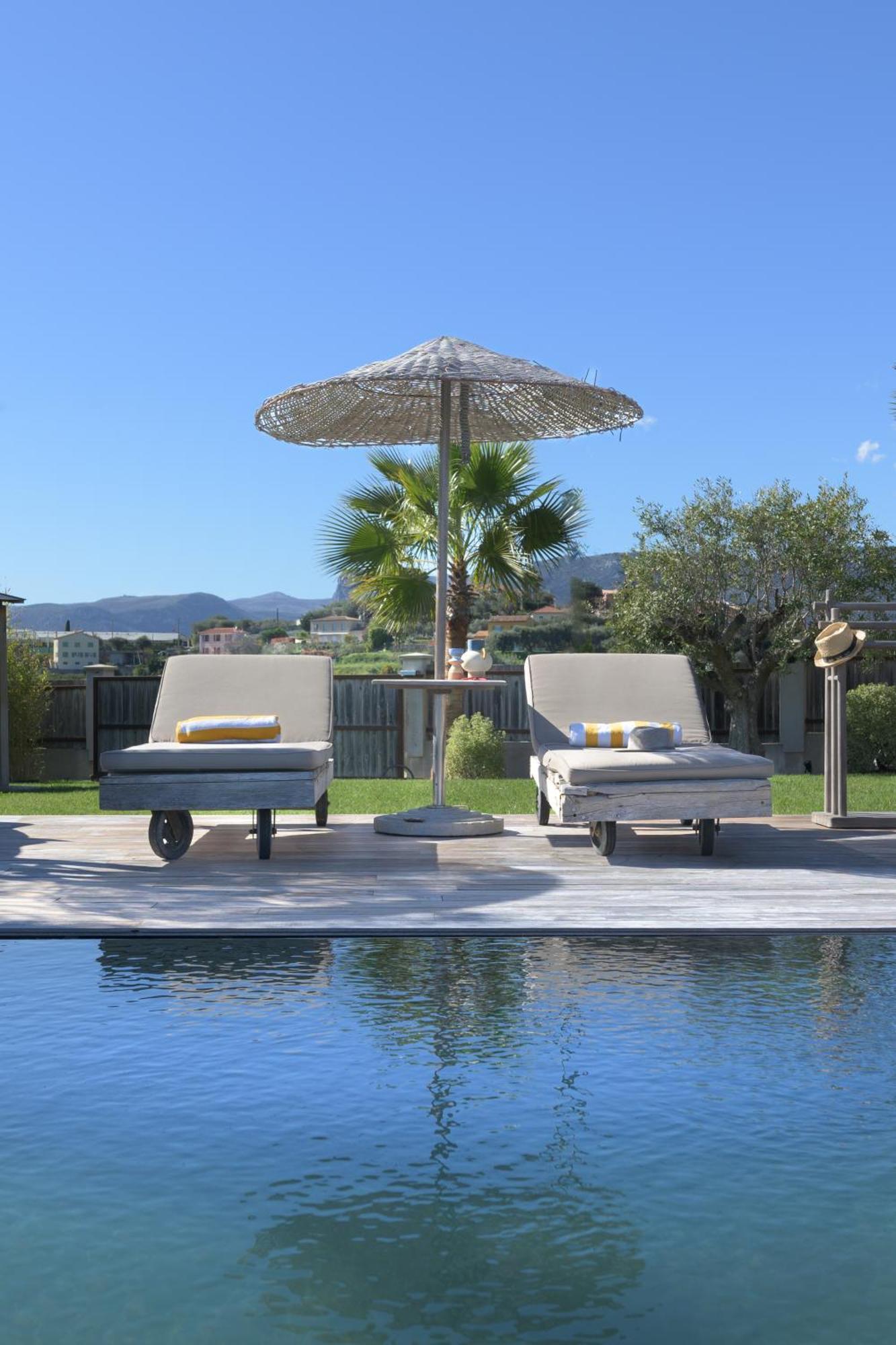 De Luxe Piscine Vue *