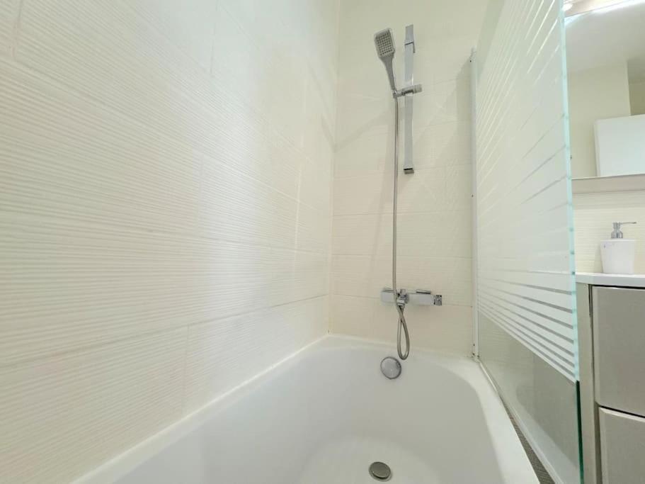 Magnifique 2p, 600m De La Plage, Balcon Et Clim Apartment Nice