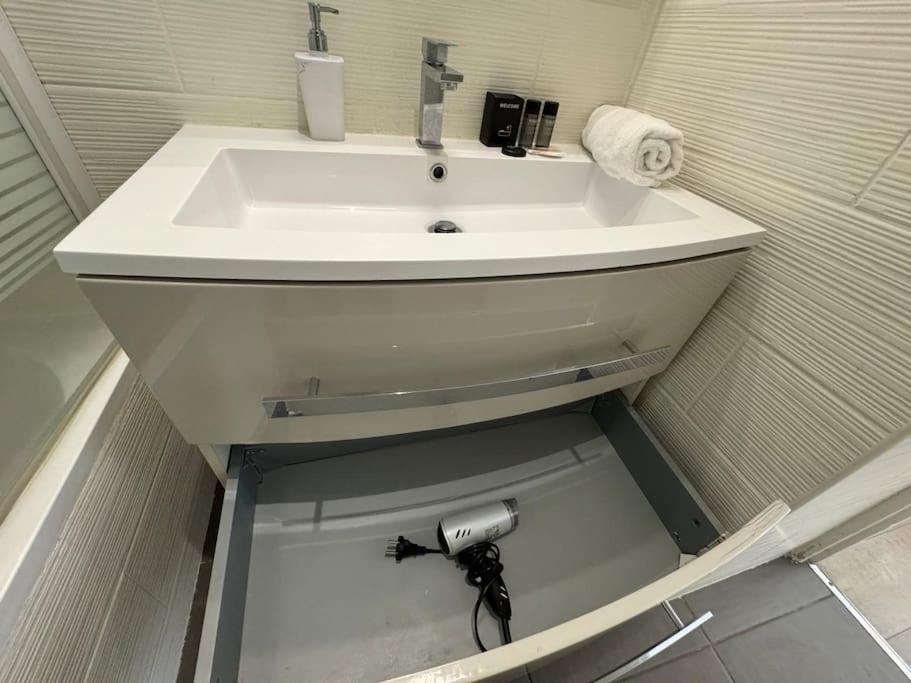 Magnifique 2p, 600m De La Plage, Balcon Et Clim Apartment Nice