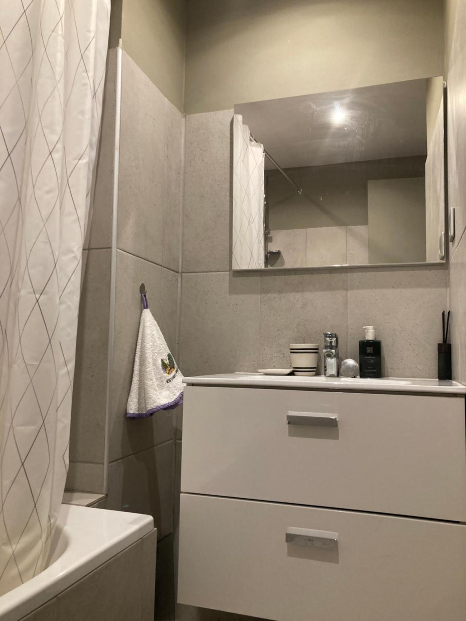 Cozy West Side Balcony Flat: Airport & Beach Proximity Apartment