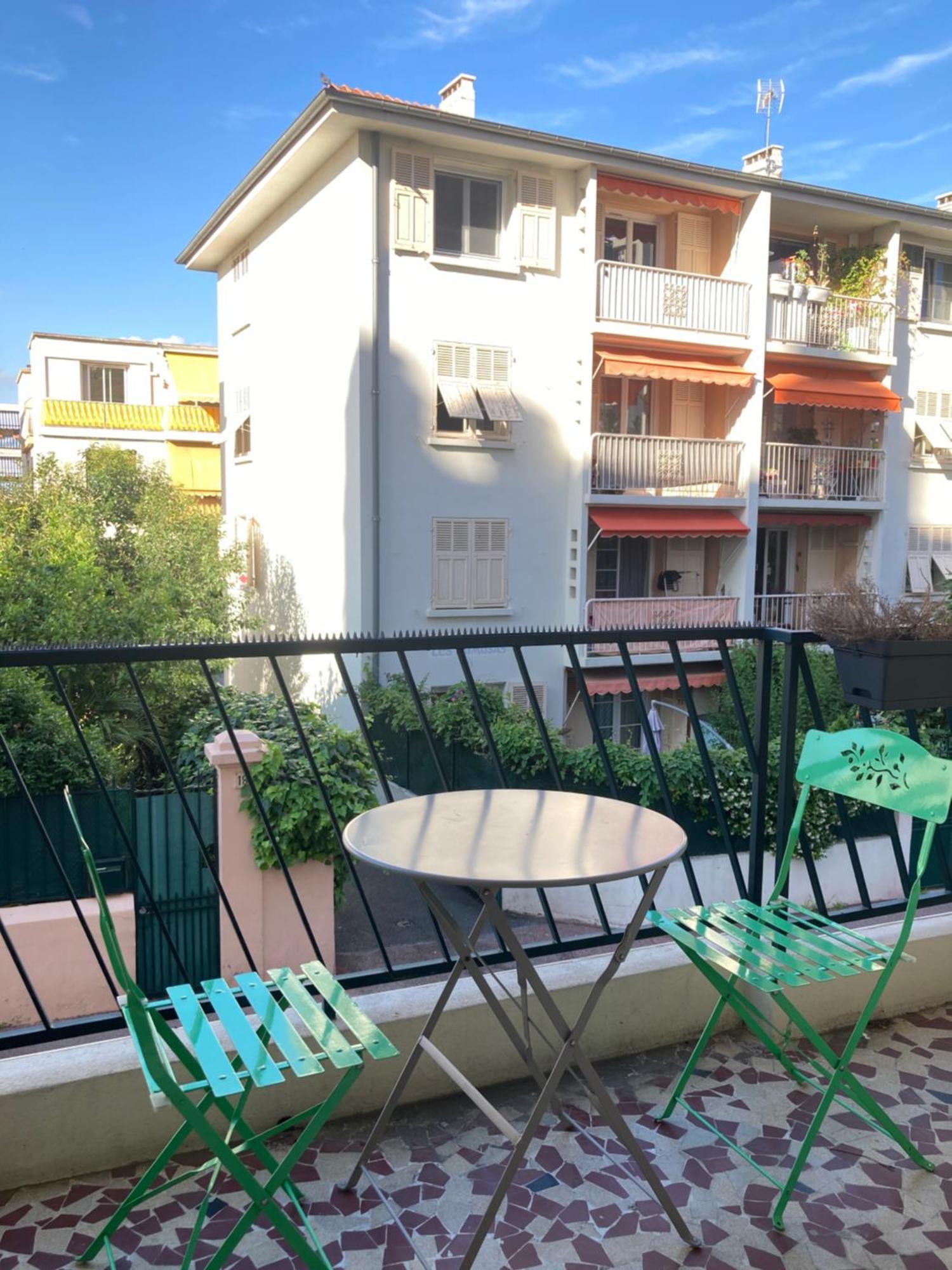 Cozy West Side Balcony Flat: Airport & Beach Proximity