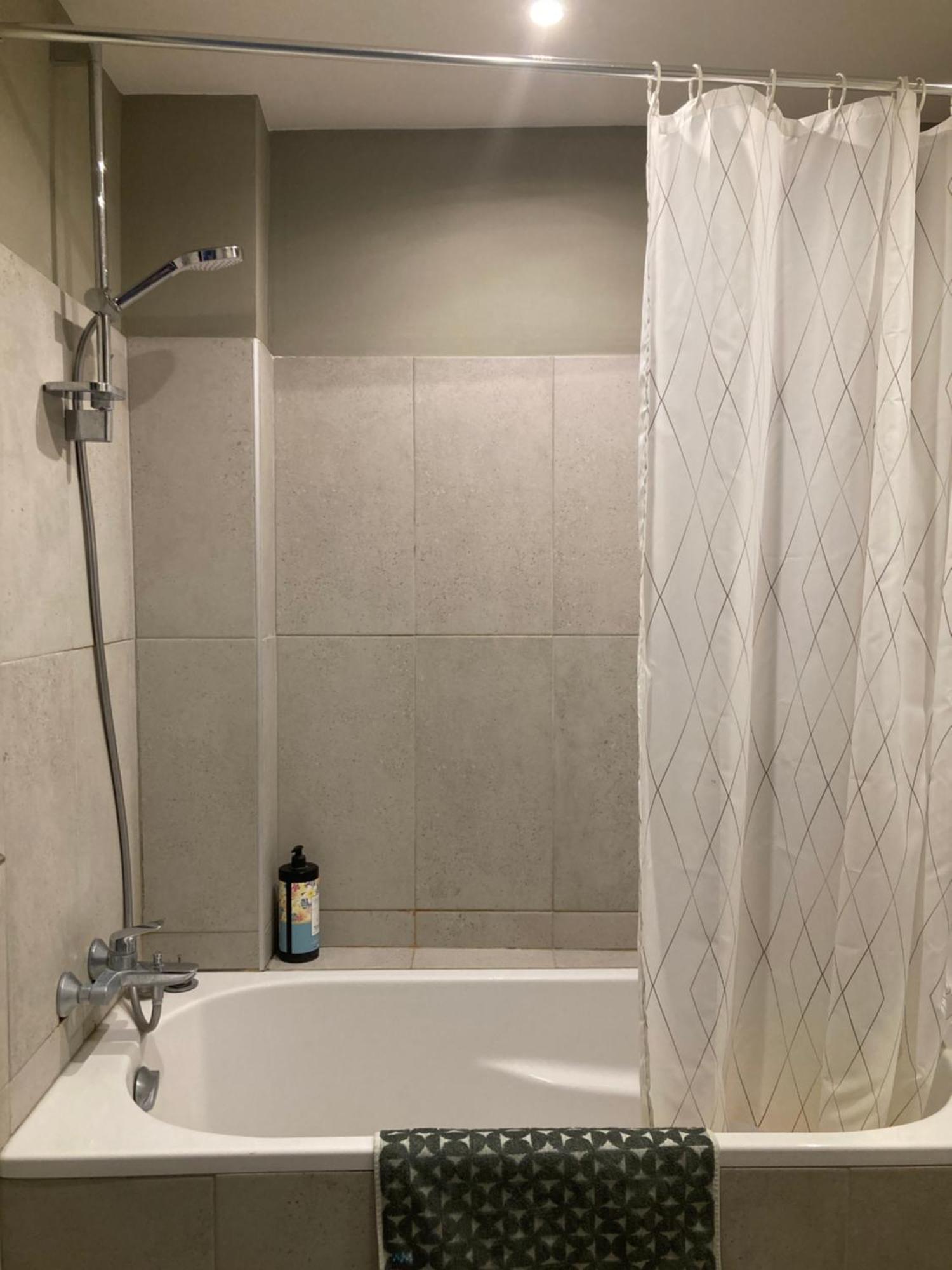 Cozy West Side Balcony Flat: Airport & Beach Proximity Apartment *