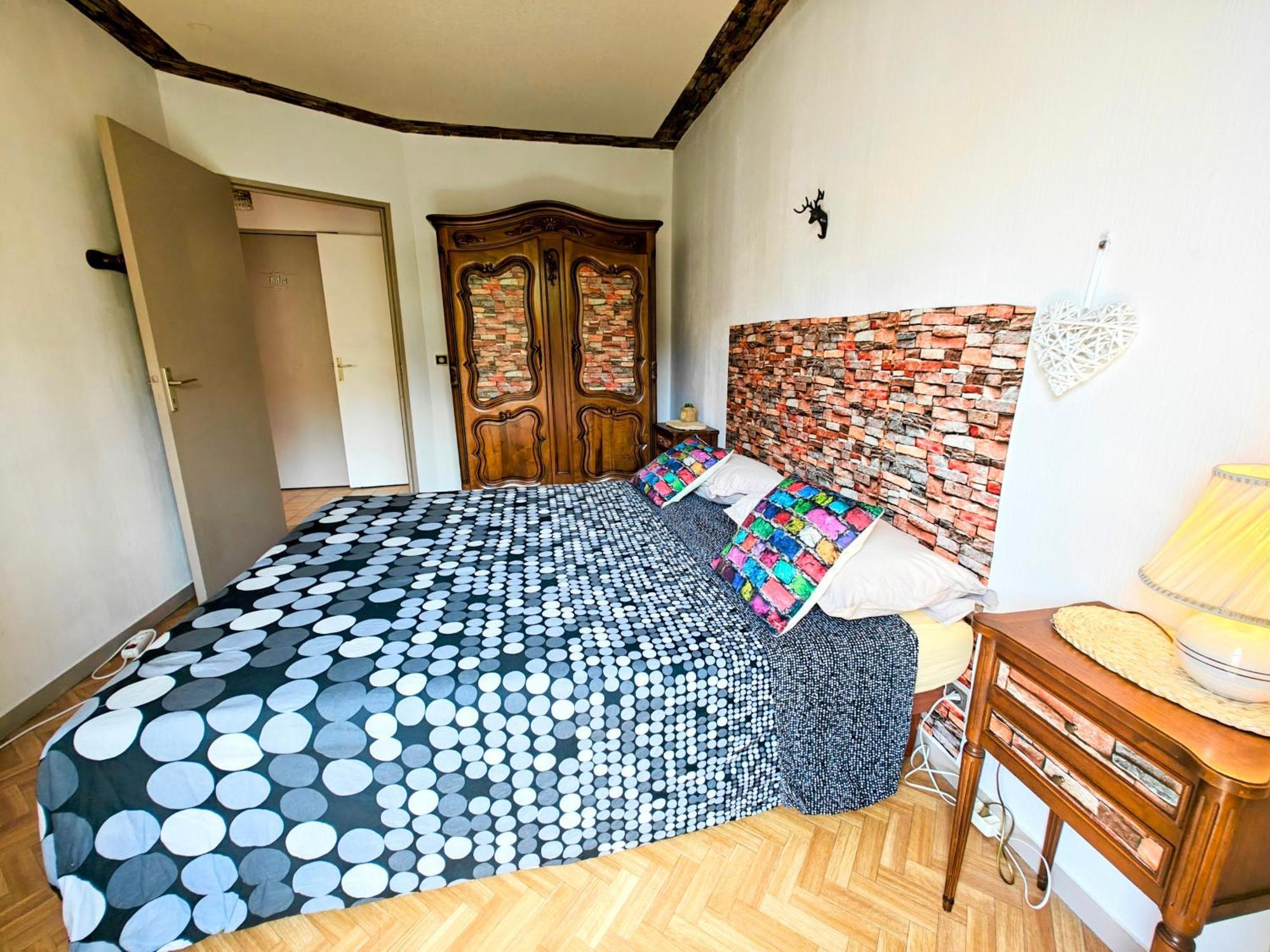 2 Bedroom Flat With Terrasse & Car-park Ouest