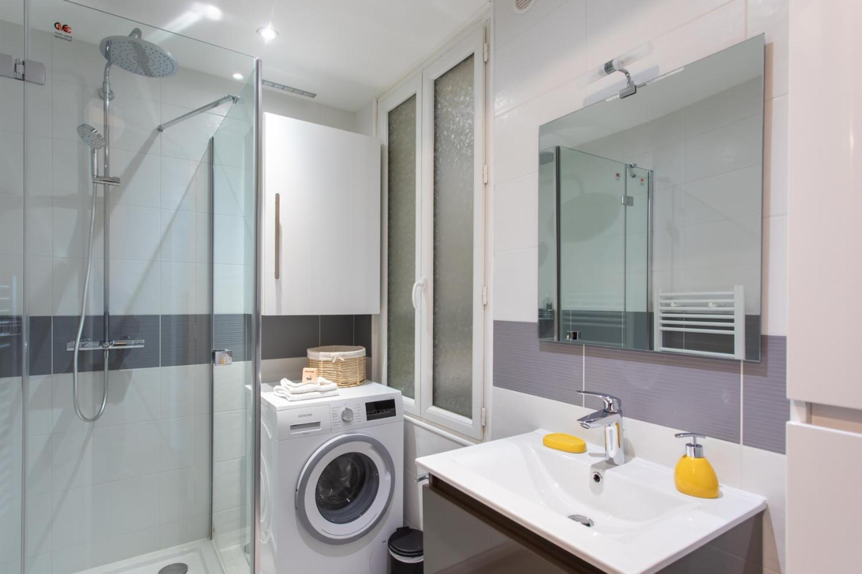 L12 Port Window 1bedroom Wifi 5mins & Nice's Cap *