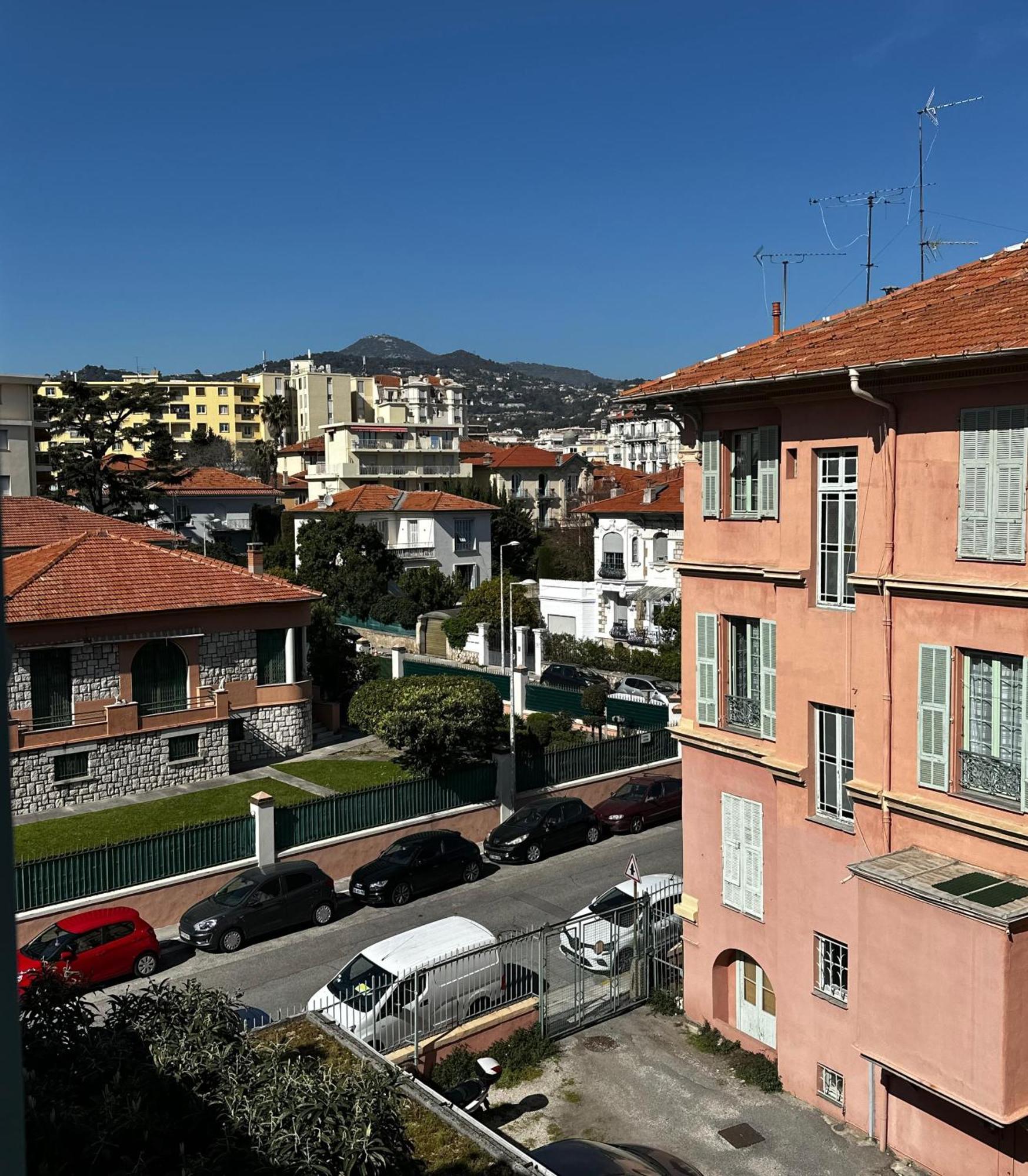 Chic Renovated 2 Bedroom Entire Or Only Private In Liberation In With Garage On Demand, Ac, Wi-fi And Tram Access Apartment