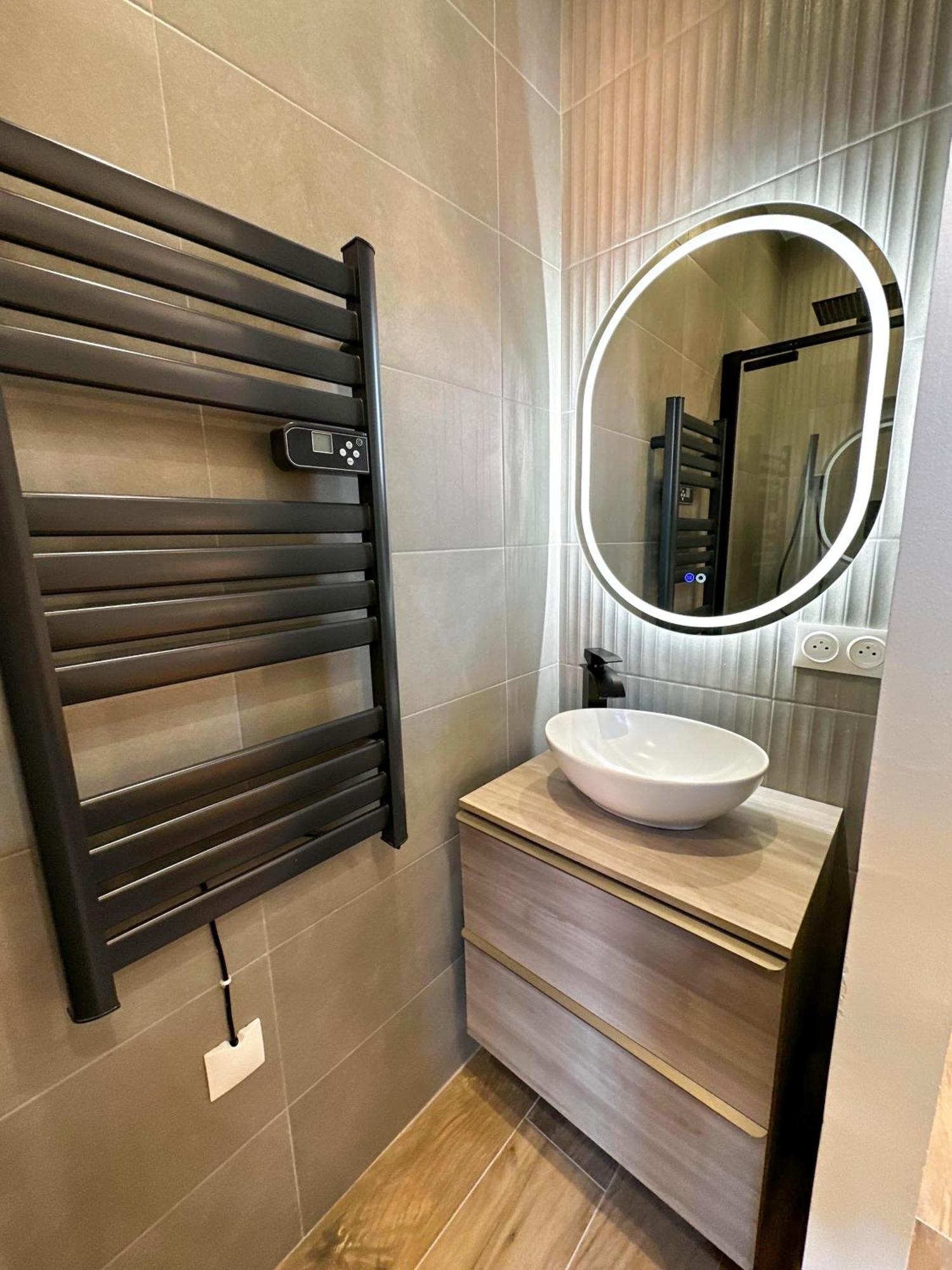 Chic Renovated 2 Bedroom Entire Or Only Private In Liberation In With Garage On Demand, Ac, Wi-fi And Tram Access