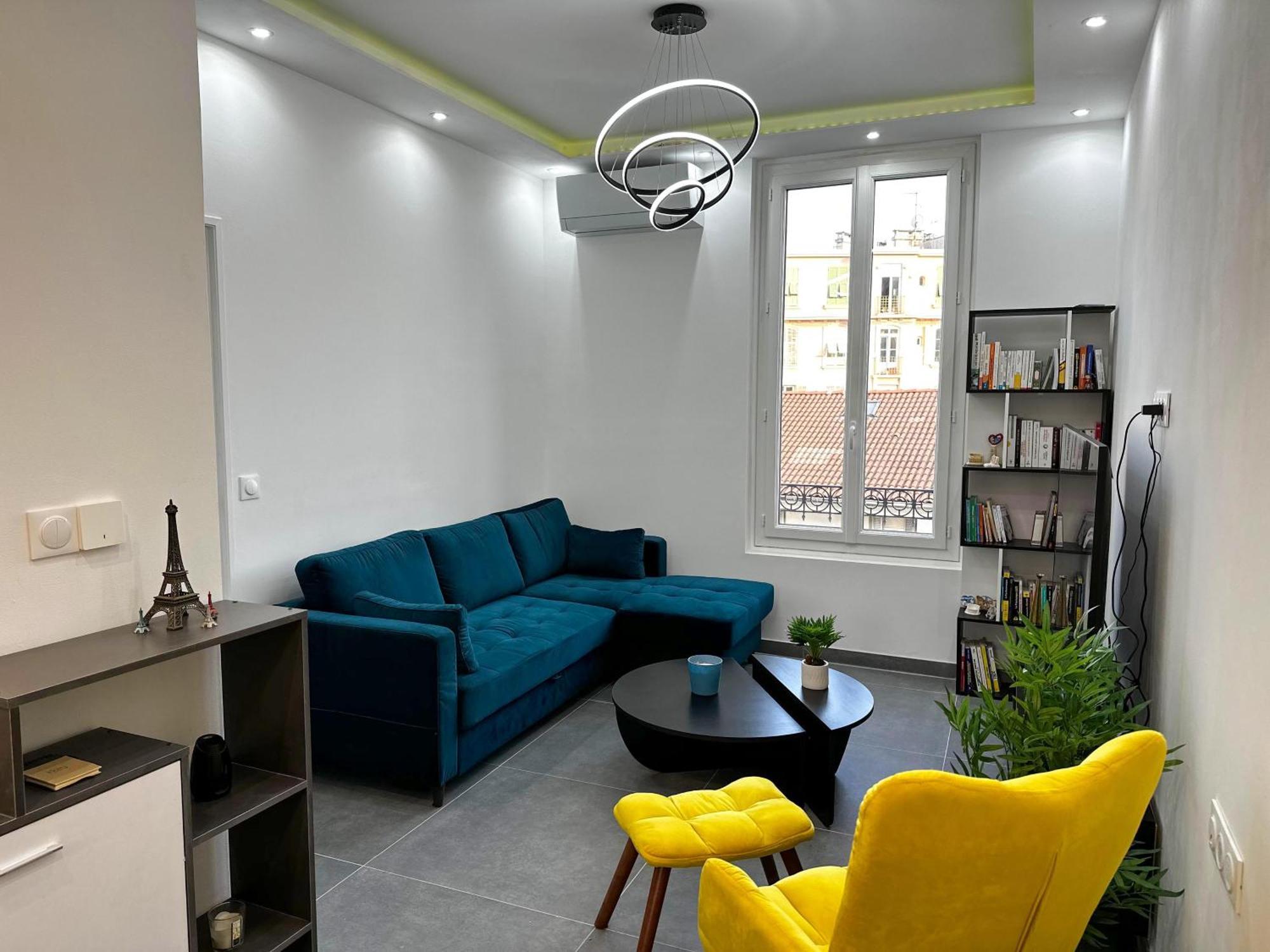 Chic Renovated 2 Bedroom Entire Or Only Private In Liberation In With Garage On Demand, Ac, Wi-fi And Tram Access Apartment