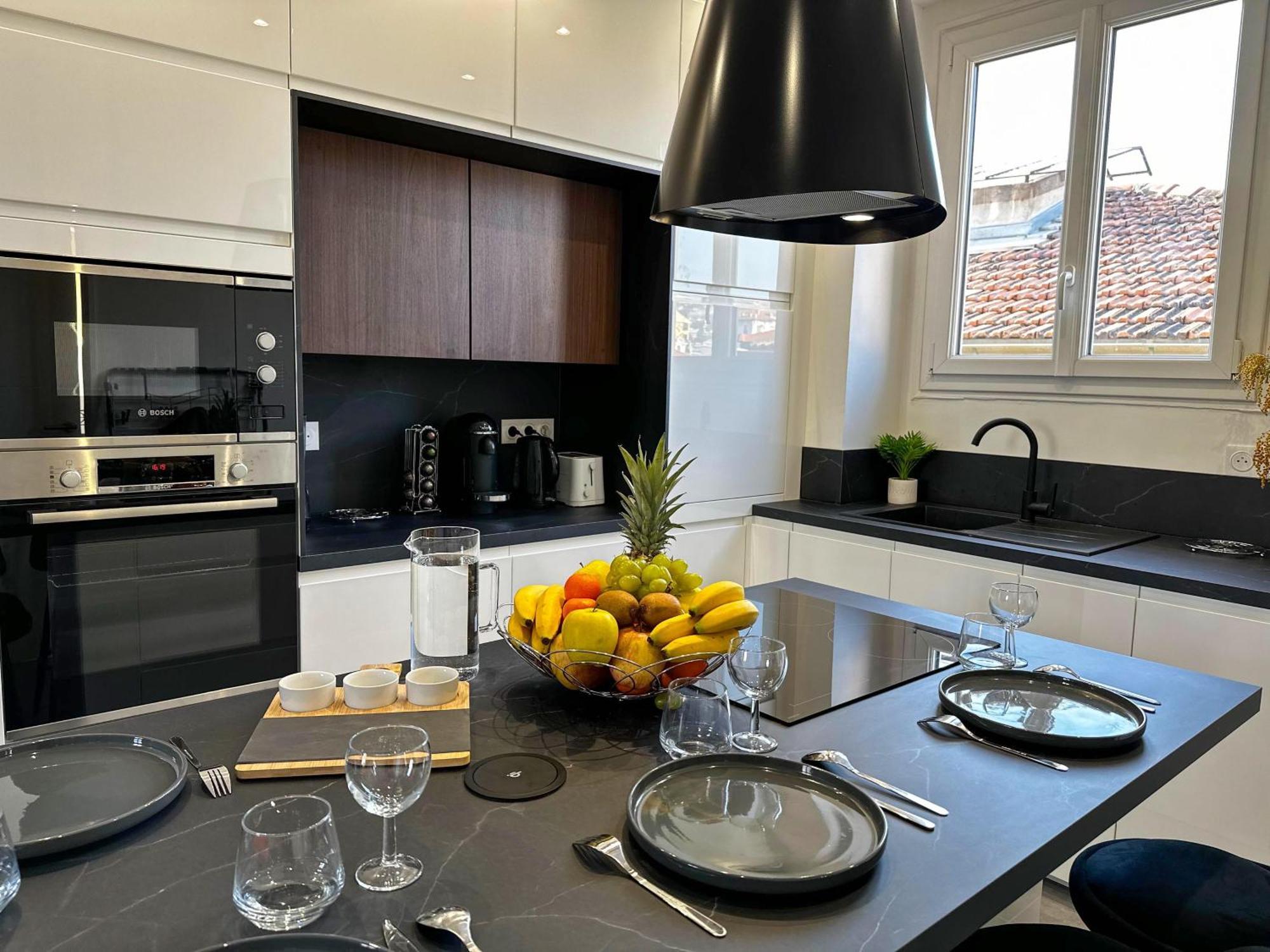 Chic Renovated 2 Bedroom Entire Or Only Private In Liberation In With Garage On Demand, Ac, Wi-fi And Tram Access Apartment Nice